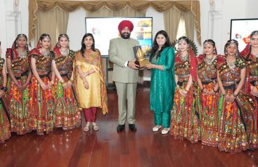राजभवन में राजस्थान राज्य के स्थापना दिवस के अवसर पर राजस्थान के छात्र-छात्राओं को ब्रह्म कमल की प्रतिकृति भेंट करते हुए राज्यपाल।