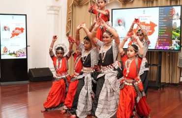 राजभवन में ओडिशा राज्य के स्थापना दिवस के अवसर पर सांस्कृतिक कार्यक्रम की मनमोहक प्रस्तुति देती हुईं छात्राएं।
