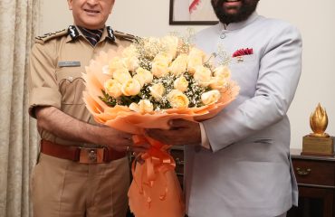 राज्यपाल से शिष्टाचार भेंट करते हुए पुलिस महानिदेशक श्री दीपम सेठ।