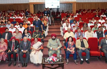 राजभवन में विश्व उपभोक्ता अधिकार दिवस के अवसर पर छात्राओं की सांस्कृतिक कार्यक्रम की प्रस्तुति देखते हुए राज्यपाल।