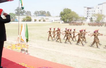 कार्यक्रम के अवसर पर अखण्ड हिन्द फौज के छात्र-छात्राओं की परेड की सलामी लेते हुए राज्यपाल।