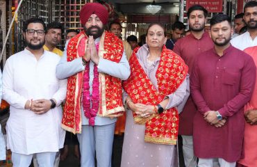 माँ डाट काली मंदिर में पूजा-अर्चना करते हुए राज्यपाल एवं प्रथम महिला श्रीमती गुरमीत कौर।