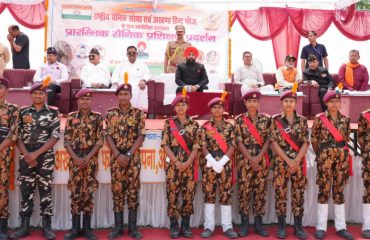 Governor with the students of Akhand Hind Fauj in a programme organised by Haridwar unit of Rashtriya Sainik Sansthan and Akhand Hind Fauj.