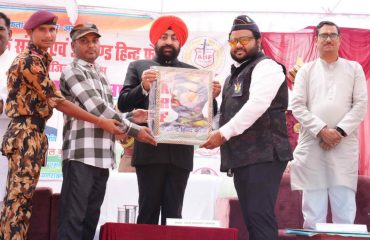कार्यक्रम के अवसर पर राज्यपाल को फोटो फ्रेम भेंट करते हुए राष्ट्रीय सैनिक संस्था एवं अखण्ड हिन्द फौज के पदाधिकारी।