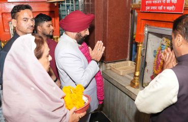 माँ डाट काली मंदिर में पूजा-अर्चना करते हुए राज्यपाल एवं प्रथम महिला श्रीमती गुरमीत कौर।