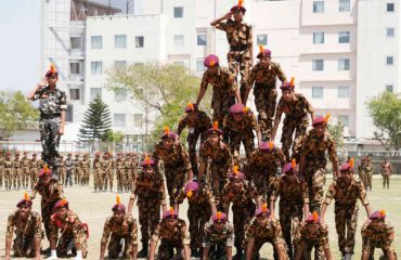 कार्यक्रम के अवसर पर ड्रिल और परेड करते हुए अखण्ड हिन्द फौज के छात्र-छात्राएं।