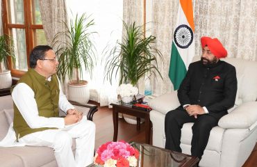 राज्यपाल से शिष्टाचार भेंट करते हुए मुख्यमंत्री श्री पुष्कर सिंह धामी।