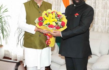 राज्यपाल से शिष्टाचार भेंट करते हुए मुख्यमंत्री श्री पुष्कर सिंह धामी।