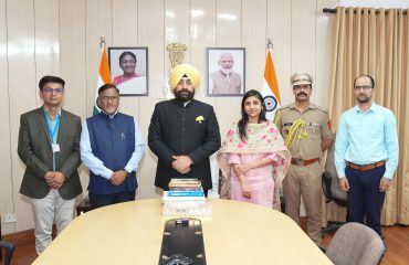राज्यपाल के समक्ष ‘वन यूनिवर्सिटी-वन रिसर्च’ कार्यक्रम के अंतर्गत चल रहे शोध कार्य की प्रगति पर प्रस्तुतीकरण देते हुए कुमाऊँ विश्वविद्यालय नैनीताल के कुलपति प्रो. दीवान सिंह रावत।