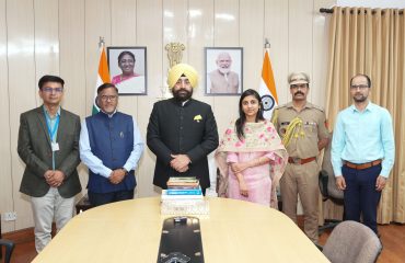 राज्यपाल के समक्ष ‘वन यूनिवर्सिटी-वन रिसर्च’ कार्यक्रम के अंतर्गत चल रहे शोध कार्य की प्रगति पर प्रस्तुतीकरण देते हुए कुमाऊँ विश्वविद्यालय नैनीताल के कुलपति प्रो. दीवान सिंह रावत।