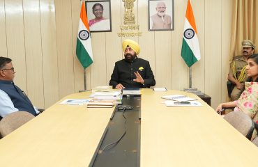 राज्यपाल के समक्ष ‘वन यूनिवर्सिटी-वन रिसर्च’ कार्यक्रम के अंतर्गत चल रहे शोध कार्य की प्रगति पर प्रस्तुतीकरण देते हुए कुमाऊँ विश्वविद्यालय नैनीताल के कुलपति प्रो. दीवान सिंह रावत।