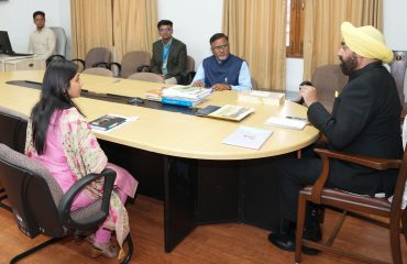 राज्यपाल के समक्ष ‘वन यूनिवर्सिटी-वन रिसर्च’ कार्यक्रम के अंतर्गत चल रहे शोध कार्य की प्रगति पर प्रस्तुतीकरण देते हुए कुमाऊँ विश्वविद्यालय नैनीताल के कुलपति प्रो. दीवान सिंह रावत।