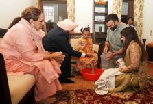 चैत्र नवरात्रि के पावन अवसर पर दुर्गा अष्टमी के दिन विधि-विधान से देवी स्वरूपा कन्याओं का पूजन करते हुए राज्यपाल एवं प्रथम महिला श्रीमती गुरमीत कौर।;?>