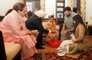 चैत्र नवरात्रि के पावन अवसर पर दुर्गा अष्टमी के दिन विधि-विधान से देवी स्वरूपा कन्याओं का पूजन करते हुए राज्यपाल एवं प्रथम महिला श्रीमती गुरमीत कौर।