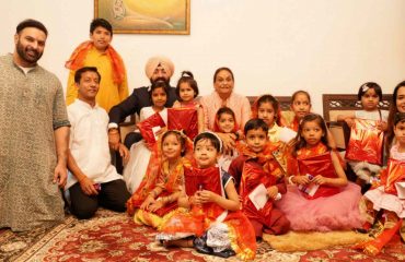 चैत्र नवरात्रि के पावन अवसर पर दुर्गा अष्टमी के दिन विधि-विधान से देवी स्वरूपा कन्याओं का पूजन करते हुए राज्यपाल एवं प्रथम महिला श्रीमती गुरमीत कौर।
