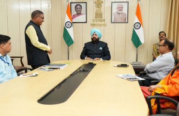 राज्यपाल के समक्ष ‘वन यूनिवर्सिटी-वन रिसर्च’ के अंतर्गत चल रहे शोध कार्य की प्रगति पर प्रस्तुतीकरण देते हुए उत्तराखण्ड मुक्त विश्वविद्यालय के कुलपति प्रो. ओम प्रकाश सिंह नेगी।