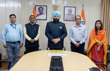 राज्यपाल के समक्ष ‘वन यूनिवर्सिटी-वन रिसर्च’ के अंतर्गत चल रहे शोध कार्य की प्रगति पर प्रस्तुतीकरण देते हुए उत्तराखण्ड मुक्त विश्वविद्यालय के कुलपति प्रो. ओम प्रकाश सिंह नेगी।