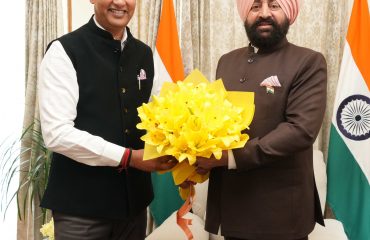 राज्यपाल से शिष्टाचार भेंट करते हुए राष्ट्रीय राजधानी क्षेत्र दिल्ली सरकार में कैबिनेट मंत्री श्री रविन्द्र इंद्रराज सिंह।