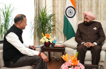 राज्यपाल से शिष्टाचार भेंट करते हुए राष्ट्रीय राजधानी क्षेत्र दिल्ली सरकार में कैबिनेट मंत्री श्री रविन्द्र इंद्रराज सिंह।