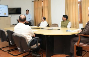 Prof. Shubhajit Basu of UPES University gave a presentation before the Governor on the progress of research work under the 'One University-One Research' program.