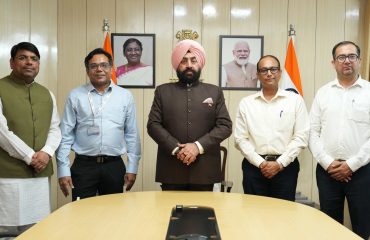 राज्यपाल के समक्ष ‘वन यूनिवर्सिटी-वन रिसर्च’ कार्यक्रम के अंतर्गत चल रहे शोध कार्य की प्रगति पर प्रस्तुतीकरण देते हुए यूपीईएस विश्वविद्यालय के प्रो. शुभजीत बासु।