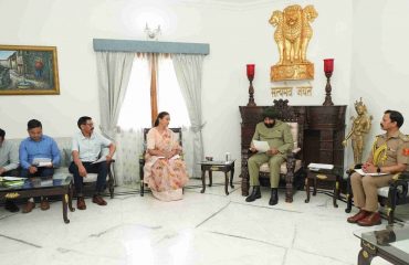 राजभवन में आयोजित जन मिलन कार्यक्रम में पूर्व सैनिकों, उनके आश्रितों एवं आम नागरिकों की समस्याएं सुनते हुए राज्यपाल।