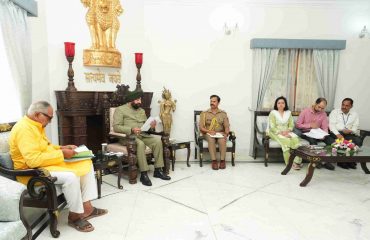 राजभवन में आयोजित जन मिलन कार्यक्रम में पूर्व सैनिकों, उनके आश्रितों एवं आम नागरिकों की समस्याएं सुनते हुए राज्यपाल।
