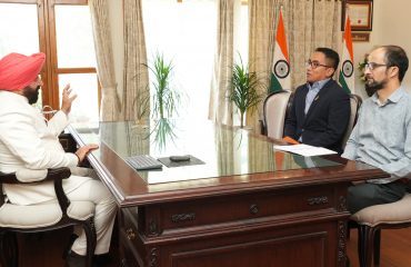 राज्यपाल से शिष्टाचार भेंट करते हुए राजाजी टाइगर रिजर्व के निदेशक श्री कोको रोसे।