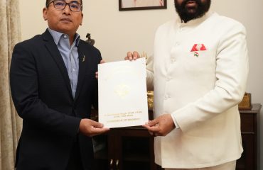 राज्यपाल से शिष्टाचार भेंट करते हुए राजाजी टाइगर रिजर्व के निदेशक श्री कोको रोसे।