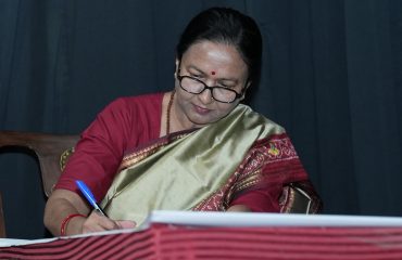 राजभवन में श्रीमती राधा रतूड़ी को राज्य मुख्य सूचना आयुक्त के पद की शपथ दिलाते हुए राज्यपाल।