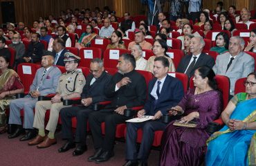 राजभवन में शपथ ग्रहण कार्यक्रम में उपस्थित अधिकारीगण एवं अन्य गणमान्य लोग।