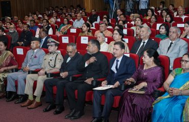 राजभवन में शपथ ग्रहण कार्यक्रम में उपस्थित अधिकारीगण एवं अन्य गणमान्य लोग।