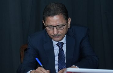 राजभवन में श्री देवेन्द्र कुमार आर्य को राज्य सूचना आयुक्त के पद की शपथ दिलाते हुए राज्यपाल।