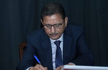 राजभवन में श्री देवेन्द्र कुमार आर्य को राज्य सूचना आयुक्त के पद की शपथ दिलाते हुए राज्यपाल।