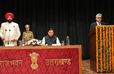 राजभवन में श्री कुशला नन्द को राज्य सूचना आयुक्त के पद की शपथ दिलाते हुए राज्यपाल।