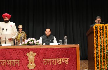 राजभवन में श्री देवेन्द्र कुमार आर्य को राज्य सूचना आयुक्त के पद की शपथ दिलाते हुए राज्यपाल।
