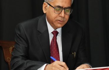 राजभवन में श्री कुशला नन्द को राज्य सूचना आयुक्त के पद की शपथ दिलाते हुए राज्यपाल।
