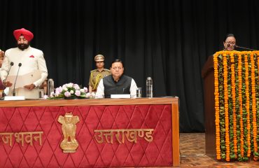 राजभवन में श्रीमती राधा रतूड़ी को राज्य मुख्य सूचना आयुक्त के पद की शपथ दिलाते हुए राज्यपाल।