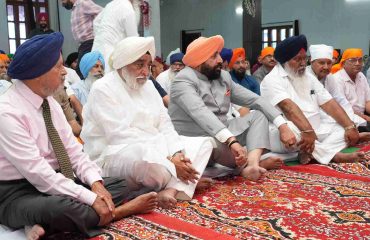 बैसाखी पर्व के शुभ अवसर पर डोईवाला स्थित श्री गुरु सिंघा सभा गुरुद्वारा में माथा टेकते हुए राज्यपाल।