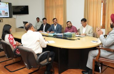 राज्यपाल के समक्ष ‘वन यूनिवर्सिटी-वन रिसर्च’ कार्यक्रम के अंतर्गत चल रहे शोध कार्य की प्रगति पर प्रस्तुतीकरण देते हुए पतंजलि विश्वविद्यालय के प्रतिकुलपति प्रो. मयंक कुमार अग्रवाल।