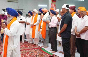 बैसाखी पर्व के शुभ अवसर पर डोईवाला स्थित श्री गुरु सिंघा सभा गुरुद्वारा में माथा टेकते हुए राज्यपाल।