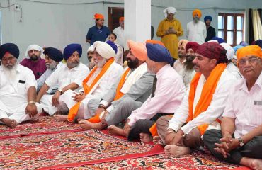 बैसाखी पर्व के शुभ अवसर पर डोईवाला स्थित श्री गुरु सिंघा सभा गुरुद्वारा में माथा टेकते हुए राज्यपाल।