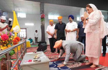 बैसाखी पर्व के शुभ अवसर पर डोईवाला स्थित श्री गुरु सिंघा सभा गुरुद्वारा में माथा टेकते हुए राज्यपाल।