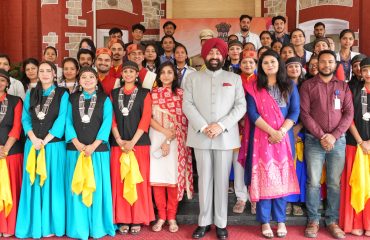 राजभवन में हिमाचल प्रदेश का स्थापना दिवस कार्यक्रम के अवसर पर उपस्थित छात्र-छात्राओं एवं अन्य गणमान्य लोगों के साथ राज्यपाल।