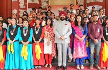 राजभवन में हिमाचल प्रदेश का स्थापना दिवस कार्यक्रम के अवसर पर उपस्थित छात्र-छात्राओं एवं अन्य गणमान्य लोगों के साथ राज्यपाल।