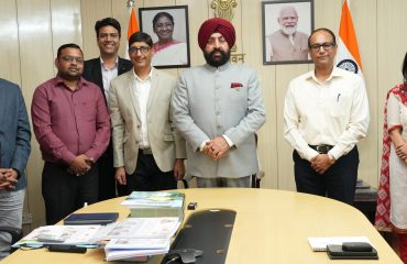 Vice Chancellor of Patanjali University, Prof. Mayank Kumar Agarwal giving a presentation on the progress of research work under the 'One University-One Research' program before the Governor.