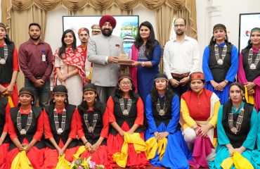 राजभवन में हिमाचल प्रदेश का स्थापना दिवस कार्यक्रम के अवसर पर उपस्थित छात्र-छात्राओं एवं अन्य गणमान्य लोगों के साथ राज्यपाल।