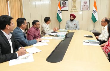 राज्यपाल के समक्ष ‘वन यूनिवर्सिटी-वन रिसर्च’ कार्यक्रम के अंतर्गत चल रहे शोध कार्य की प्रगति पर प्रस्तुतीकरण देते हुए पतंजलि विश्वविद्यालय के प्रतिकुलपति प्रो. मयंक कुमार अग्रवाल।