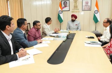 राज्यपाल के समक्ष ‘वन यूनिवर्सिटी-वन रिसर्च’ कार्यक्रम के अंतर्गत चल रहे शोध कार्य की प्रगति पर प्रस्तुतीकरण देते हुए पतंजलि विश्वविद्यालय के प्रतिकुलपति प्रो. मयंक कुमार अग्रवाल।