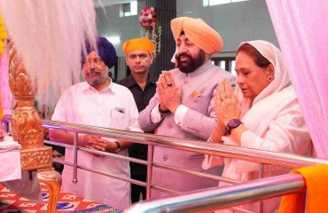 Governor paying obeisance at Shri Guru Singha Sabha Gurudwara in Doiwala on the auspicious occasion of Baisakhi festival.